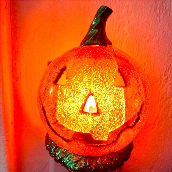 Halloween Jack O Lantern Pumpkin Plug In Night Light Flickering LED Switch 5.5" - Picture 2 of 12